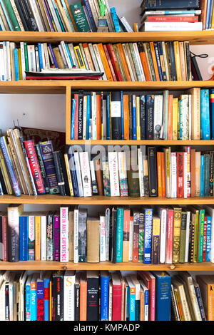 Bibliothèque remplie de livres colorés et d'un modèle de navire Banque D'Images