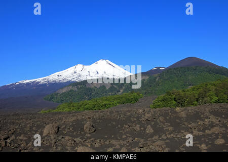 Le pic enneigé du volcan Llaima, Chili, le Parc National Conguillio Banque D'Images