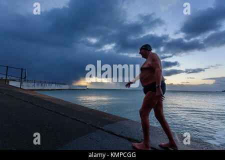 Penzance, Cornwall, UK. 8e dec 2017. tôt le matin, et de l'eau libre swimmer Bob Anderson quitte la mer sur l'une des plus froides uk jours de l'année. Bob nage tous les jours. crédit : Mike Newman/Alamy live news Banque D'Images