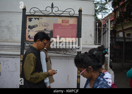 Kolkata, Inde, 8 décembre 2017. Trou noir. L'Inde incroyable. Diverses activités à proximité de l'emplacement exact du trou noir en dessous de la Dalhousie entre GPO et Collectorate, Kolkata. Le trou noir de Calcutta a été une petite prison/dungeon à Fort William à Calcutta, en Inde, où les troupes de Siraj ud-Daulah, le Nawab du Bengale, prisonniers de guerre britanniques qui a eu lieu après l'armée bengali capturé le fort le 20 juin 1756. La plupart des sergents britannique est mort le jour suivant. Une plaque à cet égard est conservé au GPO, Musée. La Cité de la joie. Credit : Rupa Ghosh/Alamy Live News. Banque D'Images