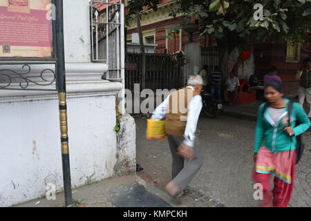 Kolkata, Inde, 8 décembre 2017. Trou noir. L'Inde incroyable. Diverses activités à proximité de l'emplacement exact du trou noir en dessous de la Dalhousie entre GPO et Collectorate, Kolkata. Le trou noir de Calcutta a été une petite prison/dungeon à Fort William à Calcutta, en Inde, où les troupes de Siraj ud-Daulah, le Nawab du Bengale, prisonniers de guerre britanniques qui a eu lieu après l'armée bengali capturé le fort le 20 juin 1756. La plupart des sergents britannique est mort le jour suivant. Une plaque à cet égard est conservé au GPO, Musée. La Cité de la joie. Credit : Rupa Ghosh/Alamy Live News. Banque D'Images