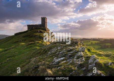 Brentor, Dartmoor, UK. 8 décembre 2017. Météo britannique. L'église de St Michael de Rupe à Brentor dans le Parc National de Dartmoor dans le Devon sur un hiver froid 24. Crédit photo : Graham Hunt/Alamy Live News Banque D'Images