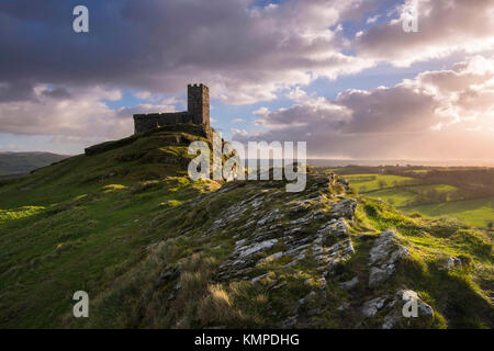 Brentor, Dartmoor, UK. 8 décembre 2017. Météo britannique. L'église de St Michael de Rupe à Brentor dans le Parc National de Dartmoor dans le Devon sur un hiver froid 24. Crédit photo : Graham Hunt/Alamy Live News Banque D'Images