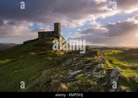 Brentor, Dartmoor, UK. 8 décembre 2017. Météo britannique. L'église de St Michael de Rupe à Brentor dans le Parc National de Dartmoor dans le Devon sur un hiver froid 24. Crédit photo : Graham Hunt/Alamy Live News Banque D'Images