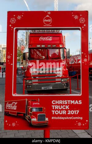 Wembley Park, Londres, UK. 8 Décembre, 2017. L'iconique Coca-Cola de Noël camion arrive à Wembley Park sur c'est 2017 UK Tour Crédit : Amanda rose/Alamy Live News Banque D'Images