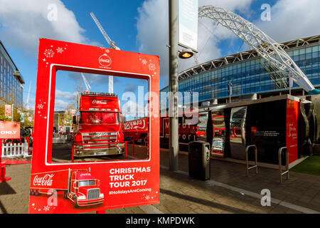 Wembley Park, Londres, UK. 8 Décembre, 2017. L'iconique Coca-Cola de Noël camion arrive à Wembley Park sur c'est 2017 UK Tour Crédit : Amanda rose/Alamy Live News Banque D'Images