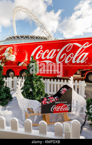 Wembley Park, Londres, UK. 8 Décembre, 2017. L'iconique Coca-Cola de Noël camion arrive à Wembley Park sur c'est 2017 UK Tour Crédit : Amanda rose/Alamy Live News Banque D'Images