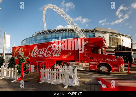 Wembley Park, Londres, UK. 8 Décembre, 2017. L'iconique Coca-Cola de Noël camion arrive à Wembley Park sur c'est 2017 UK Tour Crédit : Amanda rose/Alamy Live News Banque D'Images