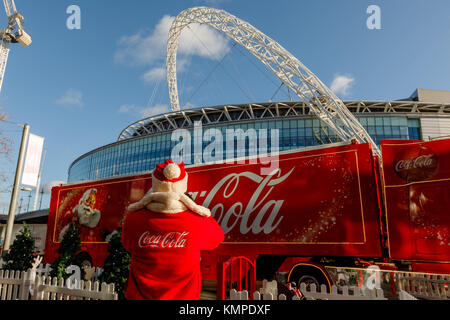 Wembley Park, Londres, UK. 8 Décembre, 2017. L'iconique Coca-Cola de Noël camion arrive à Wembley Park sur c'est 2017 UK Tour Crédit : Amanda rose/Alamy Live News Banque D'Images