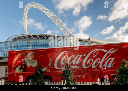 Wembley Park, Londres, UK. 8 Décembre, 2017. L'iconique Coca-Cola de Noël camion arrive à Wembley Park sur c'est 2017 UK Tour Crédit : Amanda rose/Alamy Live News Banque D'Images