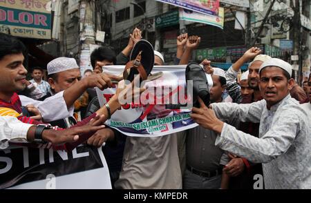 Dhaka, Bangladesh. 8 décembre 2017. Dhaka, Bangladesh 08 décembre 2017 '''' des dirigeants et des partisans des organisations islamiques bangladaises assistent à un rassemblement de protestation organisé en réponse au président américain Donald J. Décision de Trump de reconnaître Jérusalem comme capitale d'Israël, devant la mosquée nationale de Dhaka, Bangladesh, le 8 décembre 2017. Le 6 décembre, le président américain Donald J. Trump a annoncé qu’il reconnaissait Jérusalem comme capitale d’Israël et qu’il déménagerait l’ambassade américaine de tel Aviv à Jérusalem. © Monirul Alam crédit : Monirul Alam/ZUMA Wire/Alamy Live News Banque D'Images