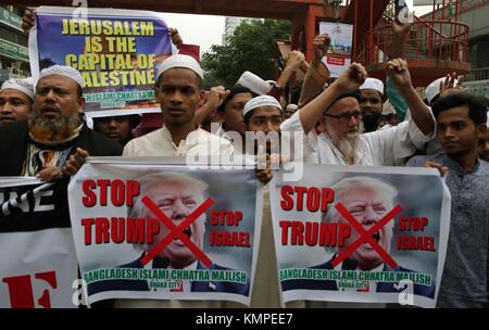 Dhaka, Bangladesh. 8 décembre 2017. Dhaka, Bangladesh 08 décembre 2017 '''' des dirigeants et des partisans des organisations islamiques bangladaises assistent à un rassemblement de protestation organisé en réponse au président américain Donald J. Décision de Trump de reconnaître Jérusalem comme capitale d'Israël, devant la mosquée nationale de Dhaka, Bangladesh, le 8 décembre 2017. Le 6 décembre, le président américain Donald J. Trump a annoncé qu’il reconnaissait Jérusalem comme capitale d’Israël et qu’il déménagerait l’ambassade américaine de tel Aviv à Jérusalem. © Monirul Alam crédit : Monirul Alam/ZUMA Wire/Alamy Live News Banque D'Images