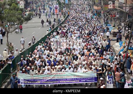 Dhaka, Bangladesh. 8e dec 2017. Dhaka, Bangladesh, le 08 décembre 2017 ''"dirigeants et partisans d'organisations islamiques du Bangladesh assister à un meeting de protestation organisée en réponse au président Donald j.trump a décidé de reconnaître Jérusalem comme capitale d'Israël, en face de la mosquée nationale à Dhaka, Bangladesh, 08 décembre 2017. Le 06 décembre, le président américain, Donald J. Trump. a annoncé qu'il est reconnaissant Jérusalem comme capitale d'Israël et s'installera à l'ambassade américaine de Tel Aviv à Jérusalem. © monirul alam monirul alam/crédit : zuma wire/Alamy live news Banque D'Images