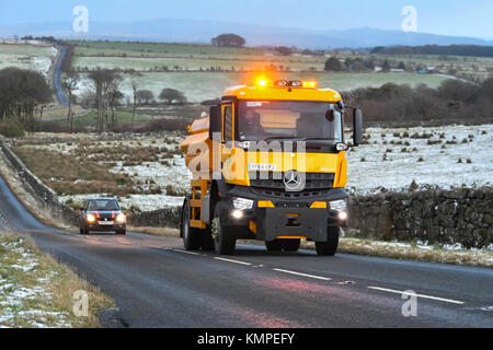 Princetown, Dartmoor, UK. 8 décembre 2017. Météo britannique. Un Devon County Council grincer camion sur un snow flanqué B3357 près de Princetown dans le Parc National de Dartmoor dans le Devon par une froide après-midi hiver diffusion grit avant une nuit de prévisions de glace et de neige. Crédit photo : Graham Hunt/Alamy Live News Banque D'Images