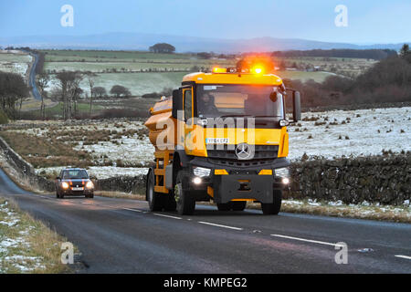 Princetown, Dartmoor, UK. 8 décembre 2017. Météo britannique. Un Devon County Council grincer camion sur un snow flanqué B3357 près de Princetown dans le Parc National de Dartmoor dans le Devon par une froide après-midi hiver diffusion grit avant une nuit de prévisions de glace et de neige. Crédit photo : Graham Hunt/Alamy Live News Banque D'Images