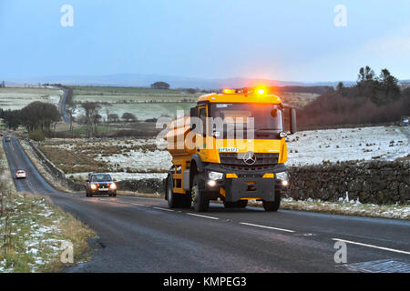 Princetown, Dartmoor, UK. 8 décembre 2017. Météo britannique. Un Devon County Council grincer camion sur un snow flanqué B3357 près de Princetown dans le Parc National de Dartmoor dans le Devon par une froide après-midi hiver diffusion grit avant une nuit de prévisions de glace et de neige. Crédit photo : Graham Hunt/Alamy Live News Banque D'Images