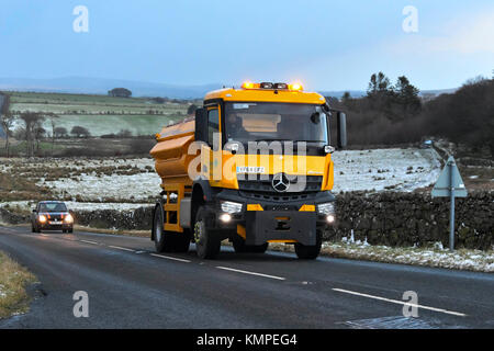 Princetown, Dartmoor, UK. 8 décembre 2017. Météo britannique. Un Devon County Council grincer camion sur un snow flanqué B3357 près de Princetown dans le Parc National de Dartmoor dans le Devon par une froide après-midi hiver diffusion grit avant une nuit de prévisions de glace et de neige. Crédit photo : Graham Hunt/Alamy Live News Banque D'Images