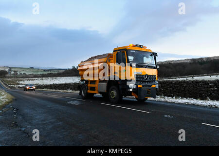 Princetown, Dartmoor, UK. 8 décembre 2017. Météo britannique. Un Devon County Council grincer camion sur un snow flanqué B3357 près de Princetown dans le Parc National de Dartmoor dans le Devon par une froide après-midi hiver diffusion grit avant une nuit de prévisions de glace et de neige. Crédit photo : Graham Hunt/Alamy Live News Banque D'Images