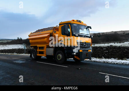 Princetown, Dartmoor, UK. 8 décembre 2017. Météo britannique. Un Devon County Council grincer camion sur un snow flanqué B3357 près de Princetown dans le Parc National de Dartmoor dans le Devon par une froide après-midi hiver diffusion grit avant une nuit de prévisions de glace et de neige. Crédit photo : Graham Hunt/Alamy Live News Banque D'Images