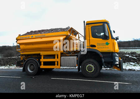 Princetown, Dartmoor, UK. 8 décembre 2017. Météo britannique. Un Devon County Council grincer camion sur un snow flanqué B3357 près de Princetown dans le Parc National de Dartmoor dans le Devon par une froide après-midi hiver diffusion grit avant une nuit de prévisions de glace et de neige. Crédit photo : Graham Hunt/Alamy Live News Banque D'Images