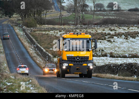 Princetown, Dartmoor, UK. 8 décembre 2017. Météo britannique. Un Devon County Council grincer camion sur un snow flanqué B3357 près de Princetown dans le Parc National de Dartmoor dans le Devon par une froide après-midi hiver diffusion grit avant une nuit de prévisions de glace et de neige. Crédit photo : Graham Hunt/Alamy Live News Banque D'Images