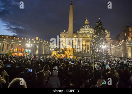 La cité du Vatican. inauguration de la crèche à st. Peter's square, réalisée par l'abbaye de montevergine pour le pape François. Le projet a été confié à la renommée de l'atelier des maîtres napolitains antonio cantone et Maria Costabile. tandis que l'arbre a été donné par l'archidiocèse d'Elk, en Pologne. présenter le président de la région campanie Vincenzo de Luca dans l'image : la piazza San Pietro Banque D'Images