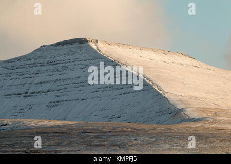 Brecon, Wales. Le 08 mai 2017. Météo britannique. Chutes de neige couvre le parc national de Brecon Beacons. Credit : Ed Marshall/Alamy Live News Banque D'Images