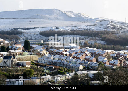 Merthyr Tydfil, Wales, UK. 8ème décembre 2017. snow venant à l'arrière de la tempête caroline, provoque des perturbations du trafic dans le sud du Pays de Galles. Ici les maisons de dowlais, Merthyr Tydfil sont saupoudrés de blanc tandis que la ffos-y-fran tisser des terrils à ciel ouvert derrière, le frisson blanc au lieu de noir de charbon leur habituelle.. Photo credit : Ian homer / alamy live news Banque D'Images