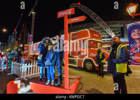 Londres, Royaume-Uni. 8e Dec 2017. L'iconique camion Coca-Cola est vu la nuit à l'extérieur au stade de Wembley au cours de sa visite de pré-Noël au Royaume-Uni. La main du personnel de promotion des échantillons gratuits, de prendre des photos et d'offrir au public les messages d'accueil de fête. Crédit : Stephen Chung/Alamy Live News Banque D'Images