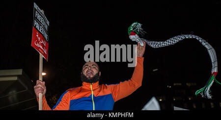 Londres, Royaume-Uni. 8e Dec 2017. Dans une manifestation organisée par la Campagne de Solidarité Palestine les foules rassemblées à l'ambassade des Etats-Unis pour manifester contre Donald Trumps décision de déplacer l'ambassade des États-Unis en Israël à Jérusalem. Crédit : David Rowe/Alamy Live News Banque D'Images