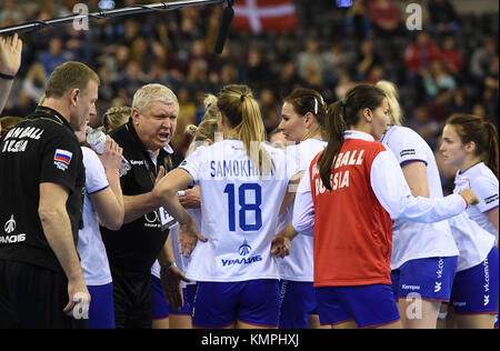 L'entraîneur russe Evgenii Trefilov s'entretenant avec ses joueuses lors d'un match du Championnat du monde féminin de handball entre le Danemark et la Russie à l'EWE Arena d'Oldenburg, en Allemagne, le 8 décembre 2017. Photo : Carmen Jaspersen/dpa Banque D'Images