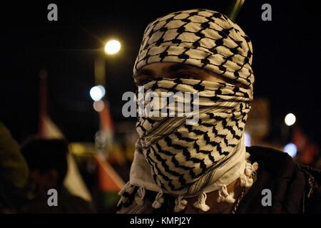 Athènes, Grèce. 8e dec 2017. un manifestant palestinien vu l'extérieur de l'ambassade américaine pour protester contre le président Donald Trump's reconnaissance de Jérusalem comme capitale d'Israël. crédit : Georgios zachos/sopa/zuma/Alamy fil live news Banque D'Images