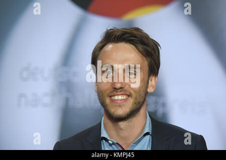 Duesseldorf, Allemagne. 8 décembre 2017. Singer Clueso arrive à la Deutschen Nachhaltigkeitspreis (German Sustainability Award) à Duesseldorf, Allemagne, le 8 décembre 2017. Crédit : Henning Kaiser/dpa/Alamy Live News Banque D'Images