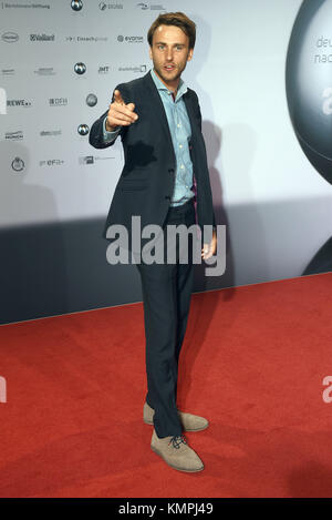 Duesseldorf, Allemagne. 8 décembre 2017. Singer Clueso arrive à la Deutschen Nachhaltigkeitspreis (German Sustainability Award) à Duesseldorf, Allemagne, le 8 décembre 2017. Crédit : Henning Kaiser/dpa/Alamy Live News Banque D'Images