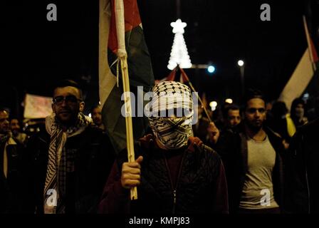 Athènes, Grèce. 8 décembre 2017. Un manifestant palestinien vu tenant un drapeau palestinien devant l'ambassade américaine pour protester contre la reconnaissance par le président Donald Trump de Jérusalem comme capitale d'Israël. Crédit : Georgios Zachos/SOPA/ZUMA Wire/Alamy Live News Banque D'Images