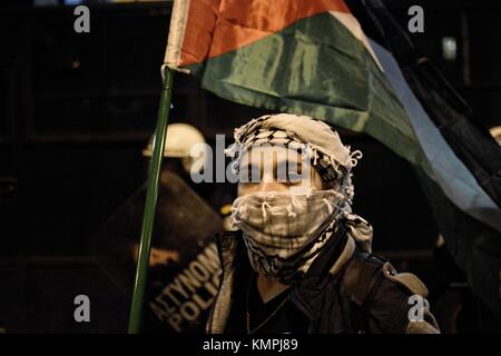 Athènes, Grèce. 8 décembre 2017. Un manifestant palestinien vu tenant un drapeau palestinien devant l'ambassade américaine pour protester contre la reconnaissance par le président Donald Trump de Jérusalem comme capitale d'Israël. Crédit : Georgios Zachos/SOPA/ZUMA Wire/Alamy Live News Banque D'Images