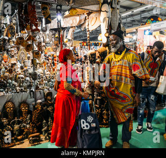 Milan, Italie. 05Th dec 2017. sculptures sur bois traditionnelle africaine en vente à l'exposition "2017 fieramilano l'Artigiano in Fiera crédit : Alexandre rotenberg/Alamy live news Banque D'Images