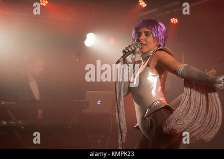 Paris, France. 6 décembre 2017. Julia Palombe joue à la boule noire pour la sortie de son nouvel album "la Nouvelle Eve" le 6 décembre 2017 à Paris. France crédit : Bernard Menigault/Alay Live News Banque D'Images
