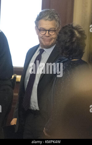 Washington, District de Columbia, États-Unis. 7 décembre 2017. Le sénateur américain Al Franken (démocrate du Minnesota) sourit à sa femme Franni au Capitole américain à Washington, DC le mercredi 6 décembre 2017. Crédit : Ron Sachs/CNP. Crédit : Ron Sachs/CNP/ZUMA Wire/Alamy Live News Banque D'Images