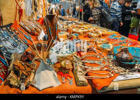 Milan, Italie. 08 décembre 2017. La culture et les produits amérindiens exposés au salon "L'Artigiano in Fiera" 2017 : un salon italien et international de l'artisanat organisé à Rho Fiera, Milan, Lombardie, Italie crédit : Alexandre Rotenberg/Alamy Live News Banque D'Images