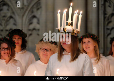 York, Royaume-Uni. 8 Décembre, 2017. Linnea Hennersten d'Uppsala, Suède, en collaboration avec le London Nordic Choir, joue le rôle de Lucie dans cette année, le festival aux chandelles Sankta Lucia à York Minster. - Crédit d'autres reprises Photography/Alamy Live News Banque D'Images