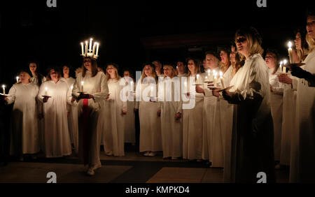 York, Royaume-Uni. 8 Décembre, 2017. Linnea Hennersten d'Uppsala, Suède, en collaboration avec le London Nordic Choir, joue le rôle de Lucie dans cette année, le festival aux chandelles Sankta Lucia à York Minster. - Crédit d'autres reprises Photography/Alamy Live News Banque D'Images