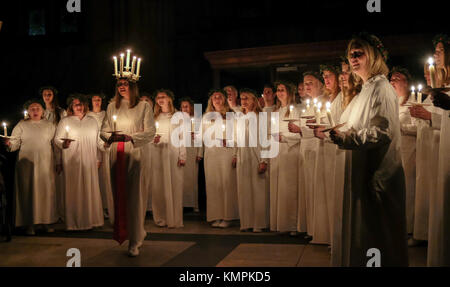 York, Royaume-Uni. 8 Décembre, 2017. Linnea Hennersten d'Uppsala, Suède, en collaboration avec le London Nordic Choir, joue le rôle de Lucie dans cette année, le festival aux chandelles Sankta Lucia à York Minster. - Crédit d'autres reprises Photography/Alamy Live News Banque D'Images