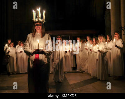 York, Royaume-Uni. 8 Décembre, 2017. Linnea Hennersten d'Uppsala, Suède, en collaboration avec le London Nordic Choir, joue le rôle de Lucie dans cette année, le festival aux chandelles Sankta Lucia à York Minster. - Crédit d'autres reprises Photography/Alamy Live News Banque D'Images