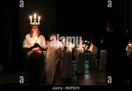 York, Royaume-Uni. 8 Décembre, 2017. Linnea Hennersten d'Uppsala, Suède, en collaboration avec le London Nordic Choir, joue le rôle de Lucie dans cette année, le festival aux chandelles Sankta Lucia à York Minster. - Crédit d'autres reprises Photography/Alamy Live News Banque D'Images