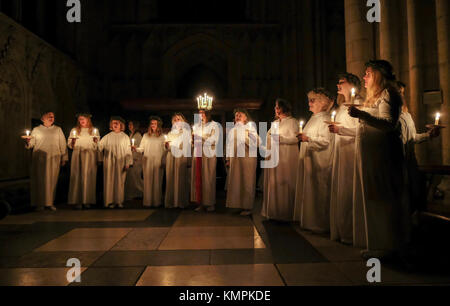 York, Royaume-Uni. 8 Décembre, 2017. Linnea Hennersten d'Uppsala, Suède, en collaboration avec le London Nordic Choir, joue le rôle de Lucie dans cette année, le festival aux chandelles Sankta Lucia à York Minster. - Crédit d'autres reprises Photography/Alamy Live News Banque D'Images