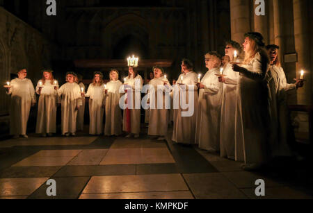 York, Royaume-Uni. 8 Décembre, 2017. Linnea Hennersten d'Uppsala, Suède, en collaboration avec le London Nordic Choir, joue le rôle de Lucie dans cette année, le festival aux chandelles Sankta Lucia à York Minster. - Crédit d'autres reprises Photography/Alamy Live News Banque D'Images