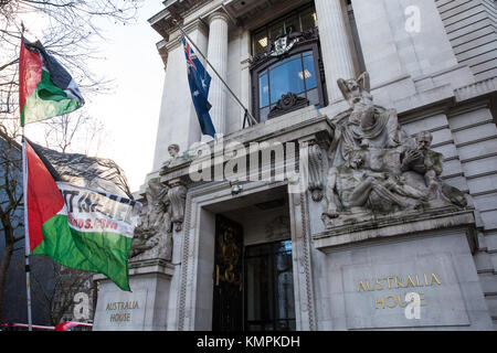 Londres, Royaume-Uni. 8 décembre, 2017 des militants pro-palestiniens. inminds de protestation devant la Haute Commission australienne à la veille de la réunion plénière du Processus de Kimberley à Brisbane pour mettre en évidence l'échec passé du processus de Kimberley pour empêcher le commerce des diamants qui financent des violations des droits de l'homme dans le monde, en particulier en Palestine, et de faire appel à l'Australie, que préside actuellement le processus de Kimberley, à faire les changements nécessaires pour mettre ce droit. crédit : mark kerrison/Alamy live news Banque D'Images