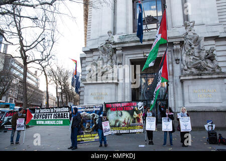 Londres, Royaume-Uni. 8 décembre, 2017 des militants pro-palestiniens. inminds de protestation devant la Haute Commission australienne à la veille de la réunion plénière du Processus de Kimberley à Brisbane pour mettre en évidence l'échec passé du processus de Kimberley pour empêcher le commerce des diamants qui financent des violations des droits de l'homme dans le monde, en particulier en Palestine, et de faire appel à l'Australie, que préside actuellement le processus de Kimberley, à faire les changements nécessaires pour mettre ce droit. crédit : mark kerrison/Alamy live news Banque D'Images