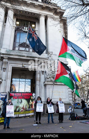 Londres, Royaume-Uni. 8 décembre, 2017 des militants pro-palestiniens. inminds de protestation devant la Haute Commission australienne à la veille de la réunion plénière du Processus de Kimberley à Brisbane pour mettre en évidence l'échec passé du processus de Kimberley pour empêcher le commerce des diamants qui financent des violations des droits de l'homme dans le monde, en particulier en Palestine, et de faire appel à l'Australie, que préside actuellement le processus de Kimberley, à faire les changements nécessaires pour mettre ce droit. crédit : mark kerrison/Alamy live news Banque D'Images